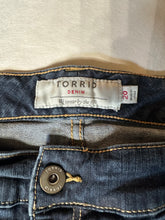 Load image into Gallery viewer, Sz 20 denim shorts
