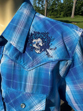Load image into Gallery viewer, Sz L Women’s custom embroidered pearl snap western shirt
