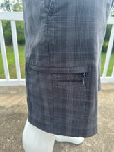 Load image into Gallery viewer, Sz 34 embroidered golf shorts
