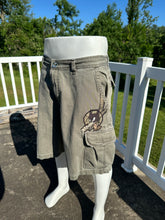 Load image into Gallery viewer, Sz 36 Cargo shorts with Realtree camouflage wolf
