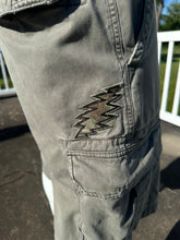 Load image into Gallery viewer, Sz 36 Cargo shorts with Realtree camouflage wolf
