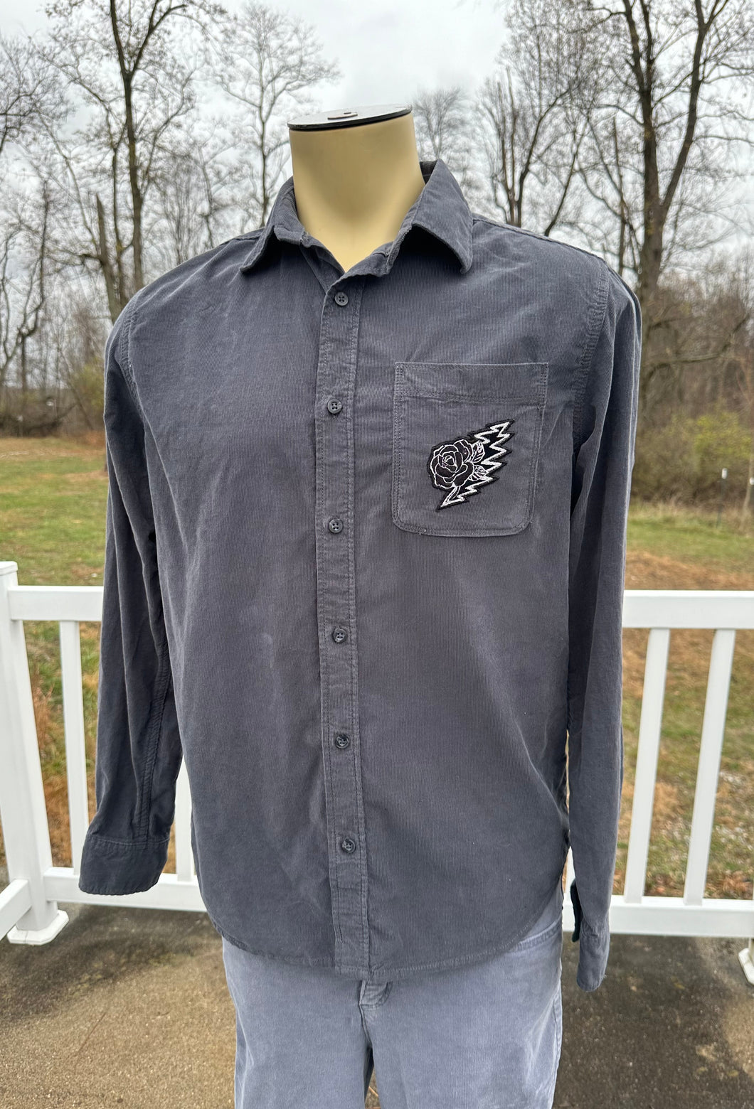 Sz M embroidered grey corduroy button up