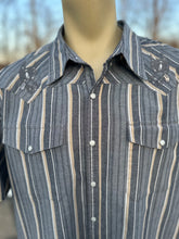 Load image into Gallery viewer, Sz XL embroidered wolf pearl snap
