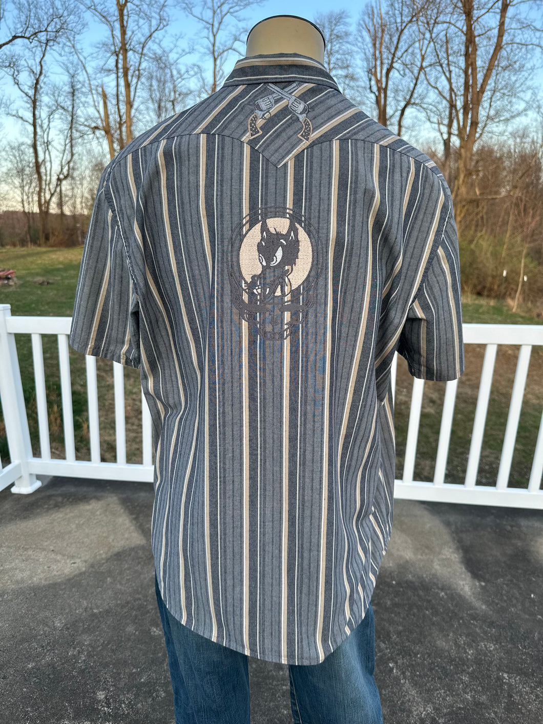 Sz XL embroidered wolf pearl snap