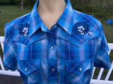 Load image into Gallery viewer, Sz L Women’s custom embroidered pearl snap western shirt
