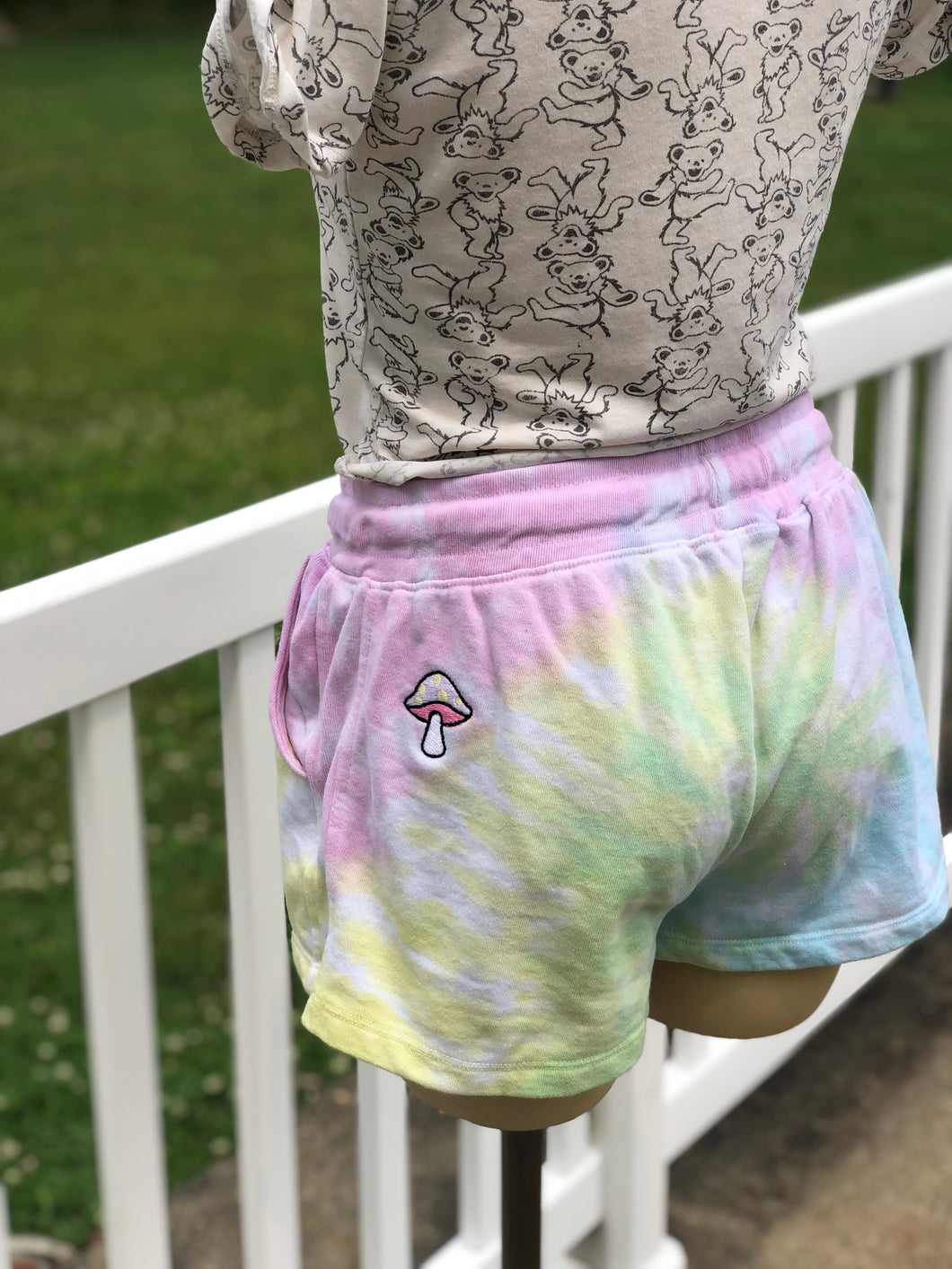 Sz M tie dyed embroidered mushroom shorts