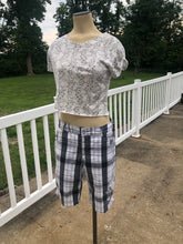 Load image into Gallery viewer, Womens sz 6 embroidered Steal your Bear shorts
