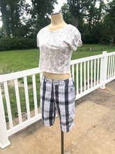 Load image into Gallery viewer, Womens sz 6 embroidered Steal your Bear shorts
