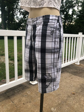 Load image into Gallery viewer, Womens sz 6 embroidered Steal your Bear shorts
