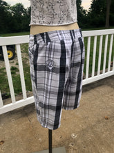 Load image into Gallery viewer, Womens sz 6 embroidered Steal your Bear shorts

