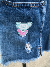 Load image into Gallery viewer, Sz 9  embroidered denim shorts
