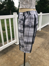 Load image into Gallery viewer, Womens sz 6 embroidered Steal your Bear shorts

