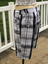 Load image into Gallery viewer, Womens sz 6 embroidered Steal your Bear shorts
